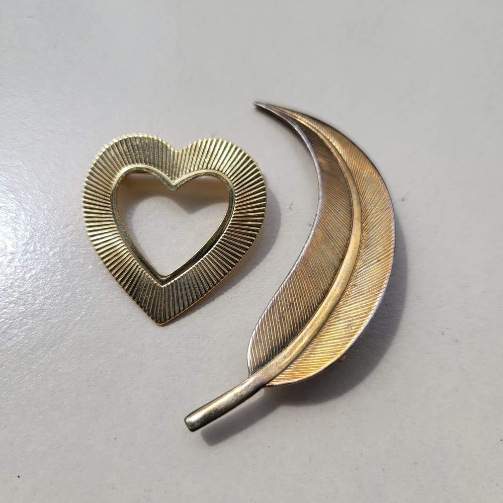 Vintage Brooch Set Gold Heart Feather Textured Ribbed Pins